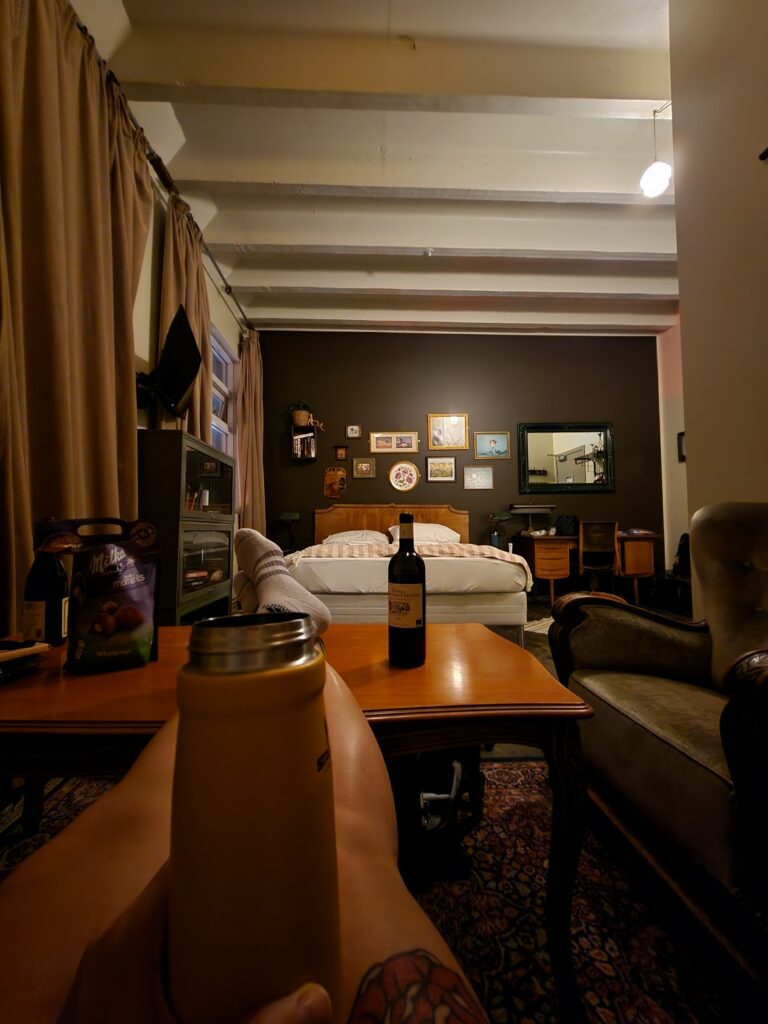 Vista da sala do hostel para a cama . Tomando um vinho em comemoração a chegada na Islândia.