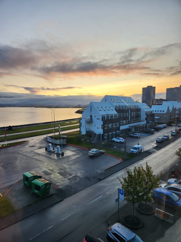 Vista da janela do hostel. Mar e montanhas ao fundo. Manhã gelada para iniciar uma viagem.