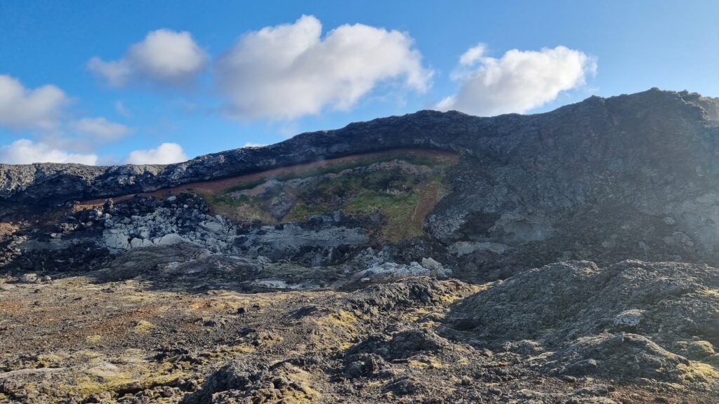 Aqui pode-se ver a terra e a vegetação abaixo da lava seca. 